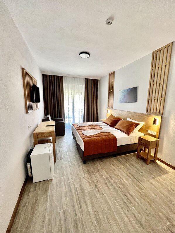 Comfort-Dreibettzimmer | Hochwertige Bettwaren, Daunenbettdecken, Select-Comfort-Betten, Minibar