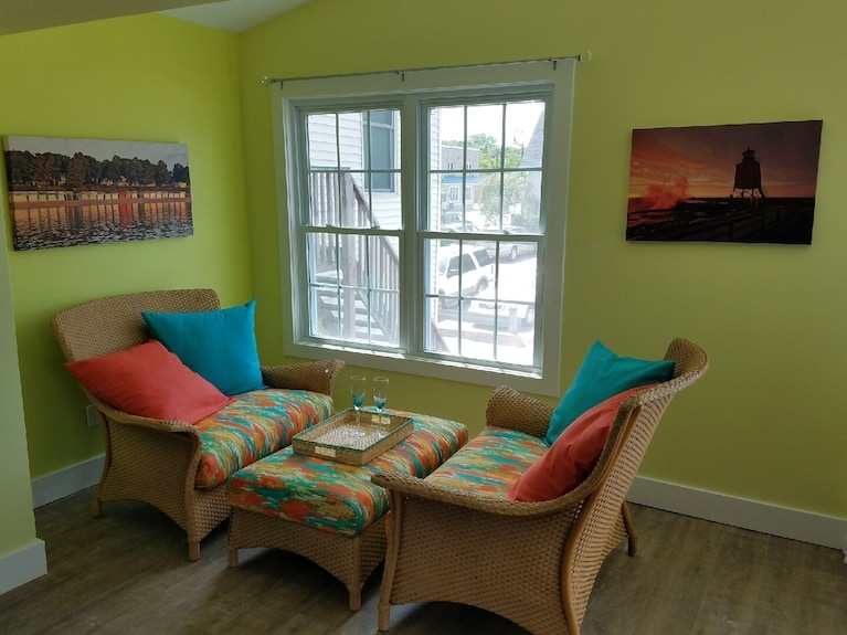 Artsy Downtown Charlevoix Apt! Walk To 2 Lakes, Marina. Free Parking. 5 Star - Charlevoix, MI
