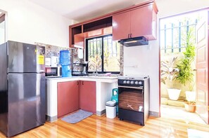 Kühlschrank, Mikrowelle, Ofen, Wasserkocher