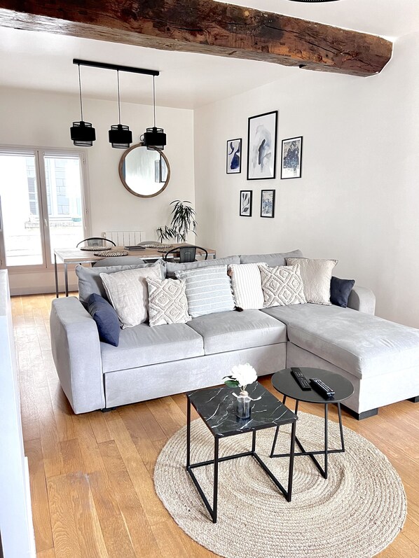 Flat-screen TV - Le Rabelais, typical duplex in Chinon, 500m from the castle, quiet, free parking (Chinon)