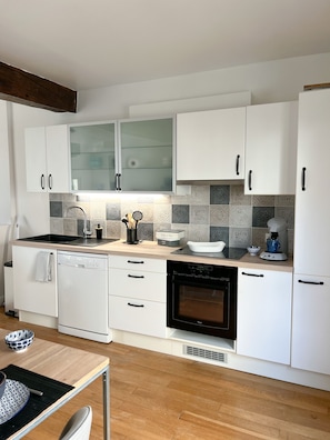 Geladeira, micro-ondas, fogão, cooktop