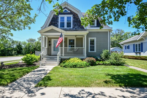 Stylish Cottage, Walkable to DT Geneva, pet friendly