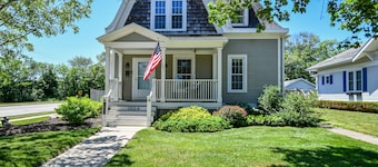 Stylish Cottage, Walkable to DT Geneva, pet friendly