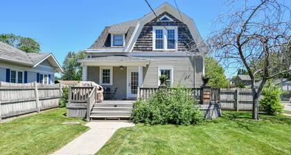 Stylish Cottage, Walkable to DT Geneva, pet friendly