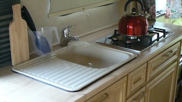 Chalet, 1 Tempat Tidur Queen | Dapur pribadi | Lemari es, kompor, dan pemanggang roti