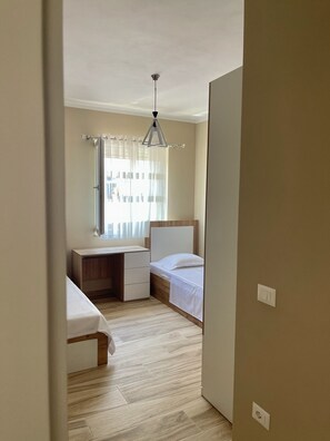 2 bedrooms, iron/ironing board, WiFi