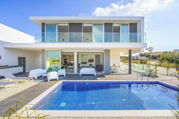 Beheizter Pool, Liegestühle