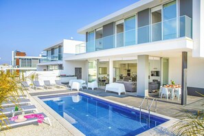 Alberca climatizada y camastros 