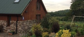 Apr/May 2 nights min. amazon fire stick,pets welc. wine /chocs inc.