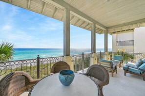 Outdoor dining - Gulf Front + Community Pool- 30A Linger Longer by Royal Destinations (Santa Rosa Beach)