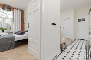 Apartament, 2 dormitoris, balcó | 2 dormitoris, escriptori i roba de llit