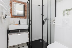 公寓, 2 间卧室, 阳台 | 浴室 | 淋浴设施、免费洗浴用品、毛巾、卫生纸