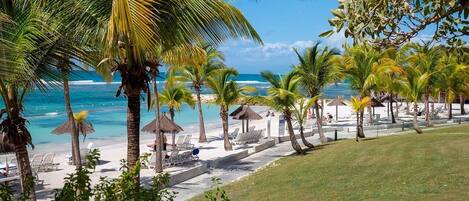 På stranden, solstolar och strandhanddukar