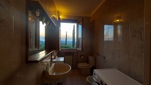 Dusche, Haartrockner, Bidet, Handtücher