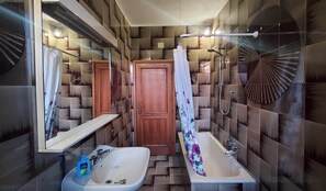 Shower, hair dryer, bidet, towels - Villa immersed in the Tuscan countryside half an hour from Siena and Florence (Toscana)