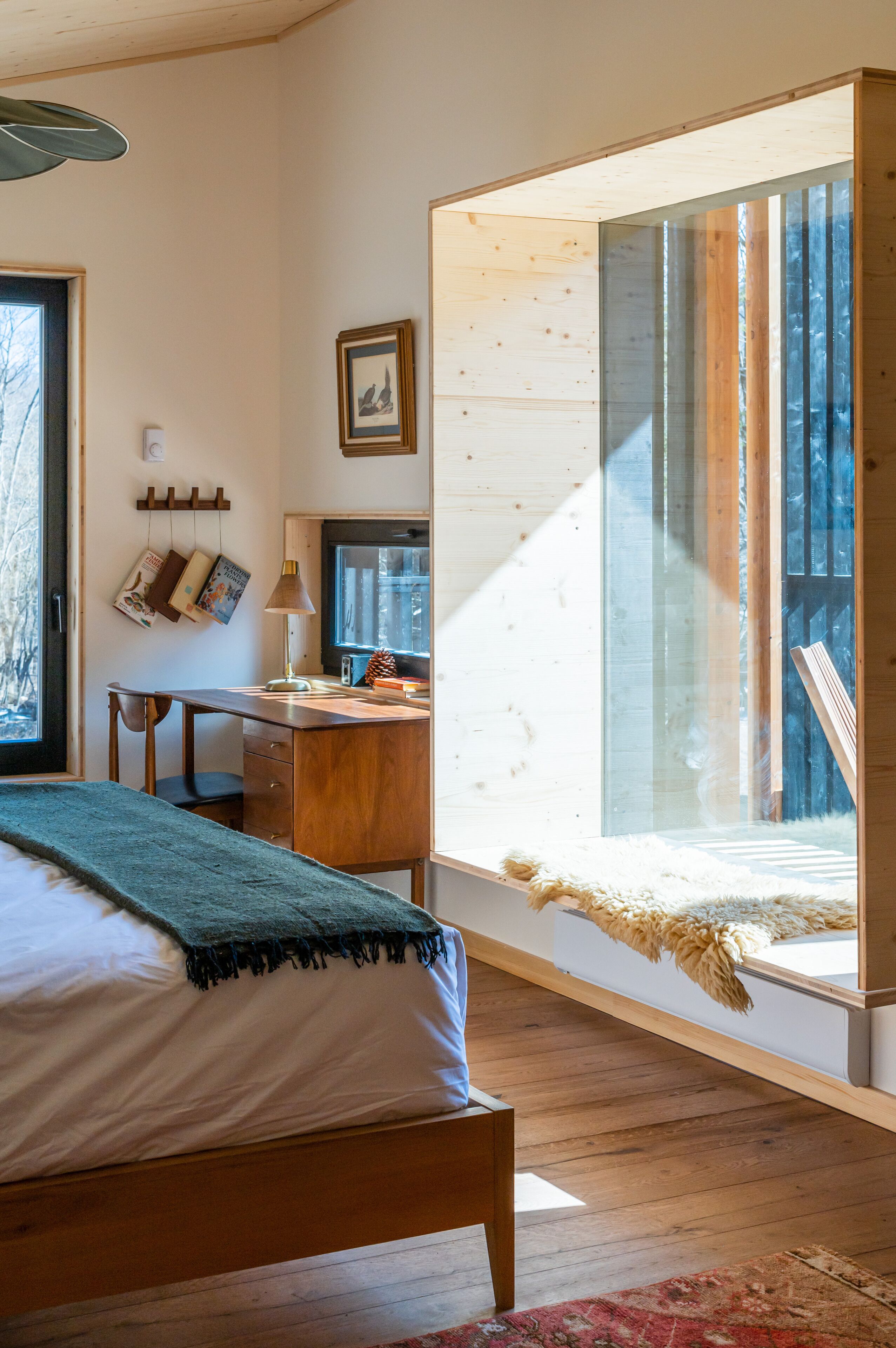 Design-huone, 1 suuri parisänky | Yksilöllisesti sisustettu, kannettavalle tietokoneelle sopiva työtila