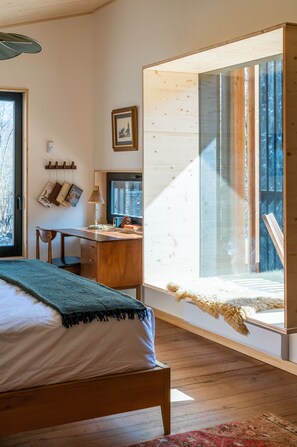 Upper Valley King | Individually decorated, laptop workspace, free WiFi, bed sheets