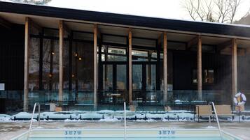 Ulkouima-allas, aurinkovarjoja, aurinkotuoleja