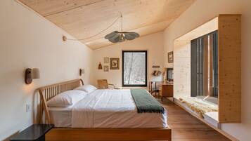 Upper Valley King | Individually decorated, laptop workspace, free WiFi, bed sheets