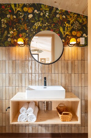 Chambre Design, 1 très grand lit | Décor unique, espace de travail pour ordinateurs portables