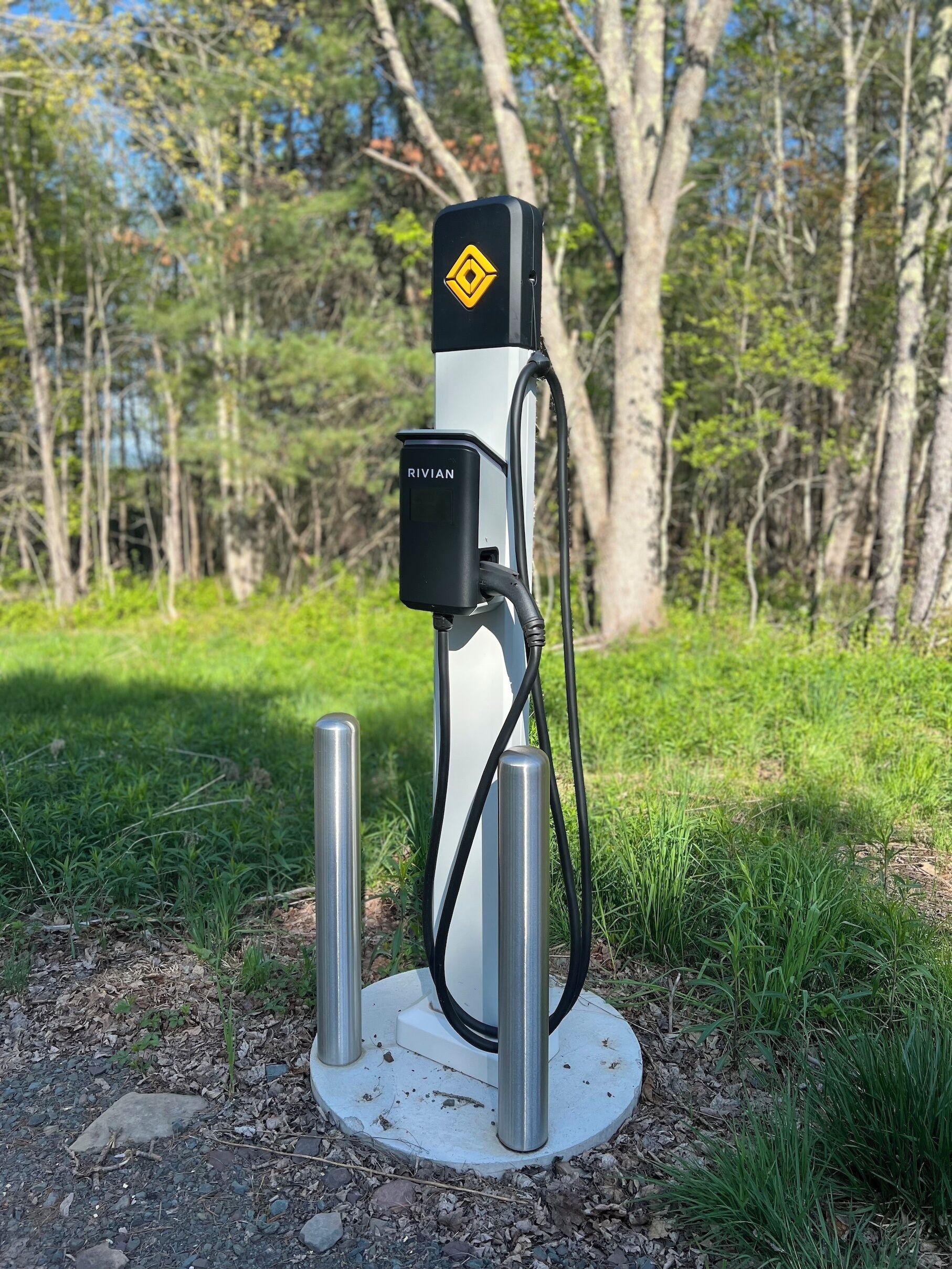 Estación de carga para vehículos eléctricos Rivian en un entorno natural.