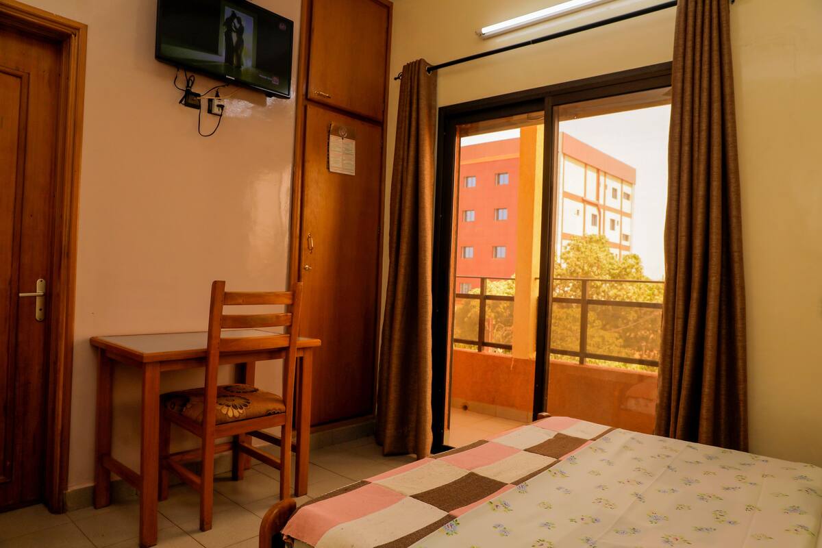 club room | free minibar items, individually furnished, desk, laptop workspace