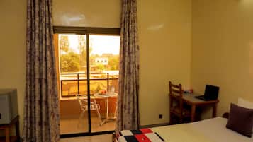 Habitació Club | Minibar amb articles gratuïts, mobiliari individual i escriptori