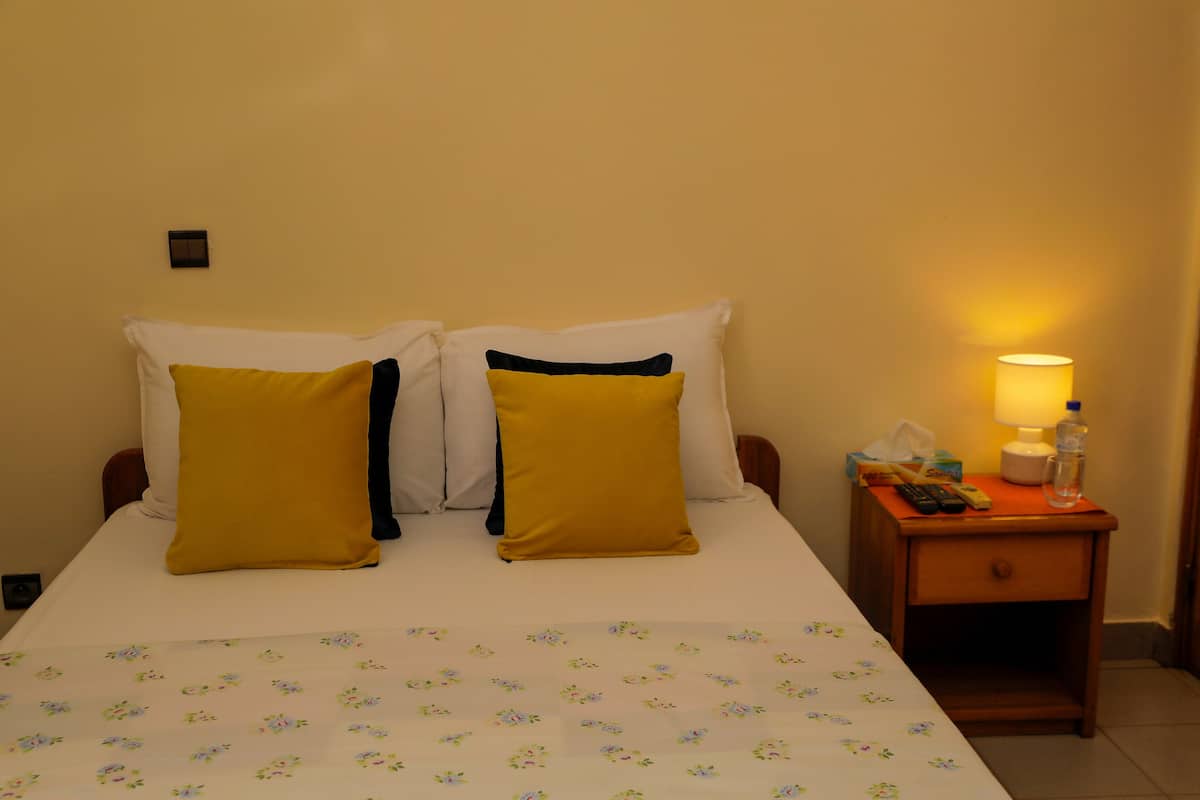 club room | free minibar items, individually furnished, desk, laptop workspace