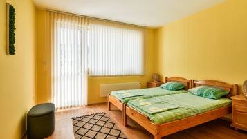 1 slaapkamer, een strijkplank/strijkijzer, gratis wifi, beddengoed