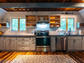 Kjøleskap, mikrobølgeovn, ovn og kokeplater