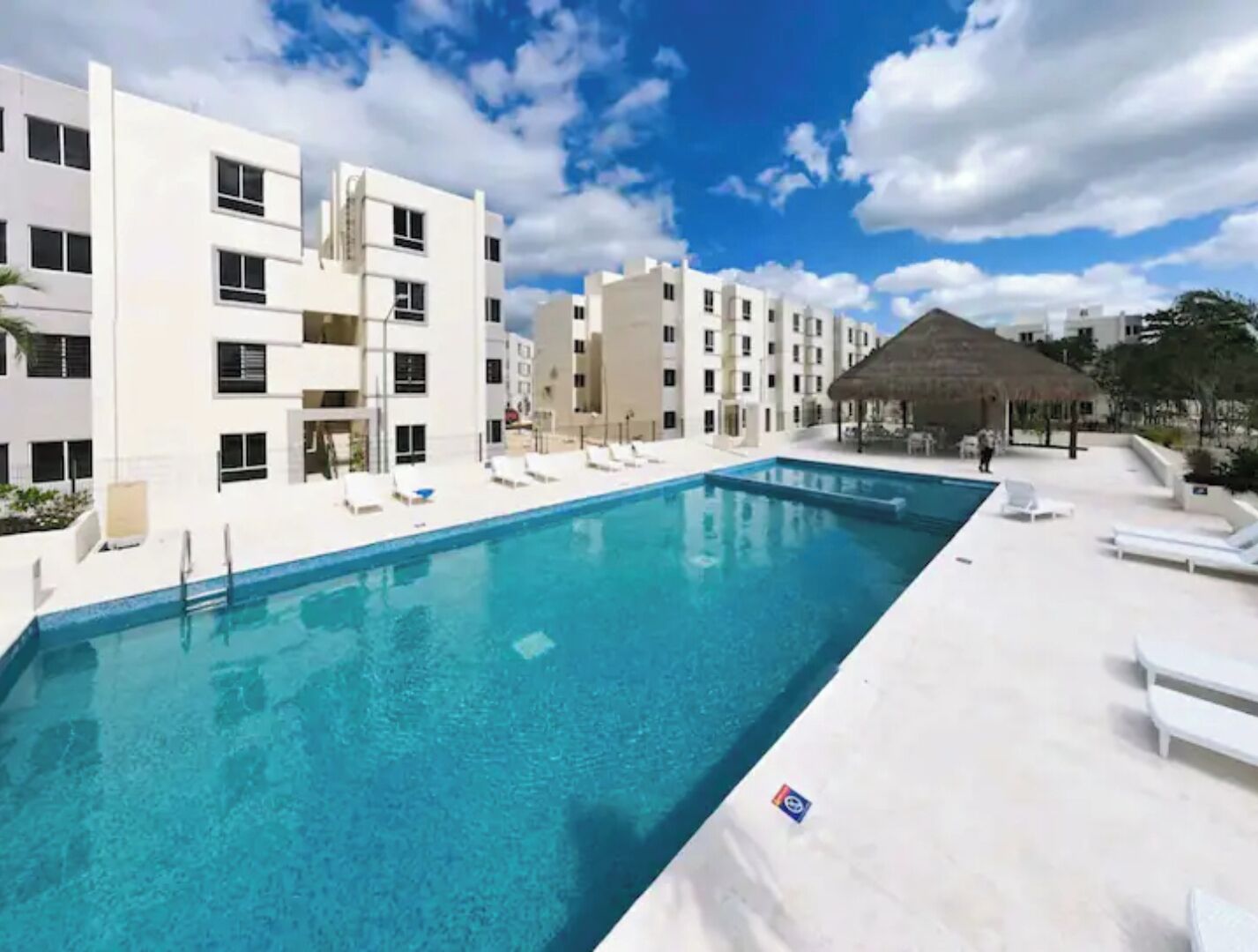 Una piscina al aire libre