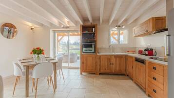 Réfrigérateur, lave-vaisselle, cafetière/bouilloire