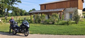 Exterior - Stone tobacco drying shed, gîte with swimming pool near Saint Emilion (Castelviel)