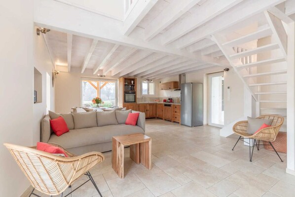 TV - Stone tobacco drying shed, gîte with swimming pool near Saint Emilion (Castelviel)