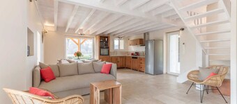 Stone tobacco drying shed, gîte with swimming pool near Saint Emilion