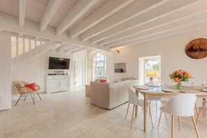 Interior - Stone tobacco drying shed, gîte with swimming pool near Saint Emilion (Castelviel)