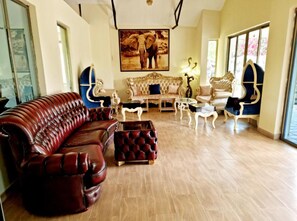 Familie-småhus | Oppholdsområde | En 32-tommers Flatskjerm-TV med digitale kanaler samt TV