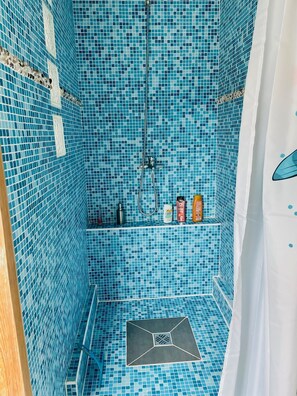 Shower, hair dryer - Cozy and modern family home (Saint-Clet)