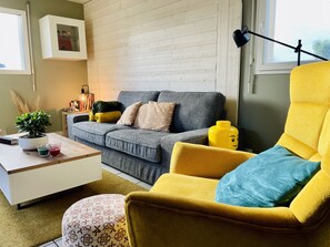 Smart TV, fireplace, video games, books