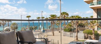 Beachfront Apt W/ Sea View & Parking | Mamad