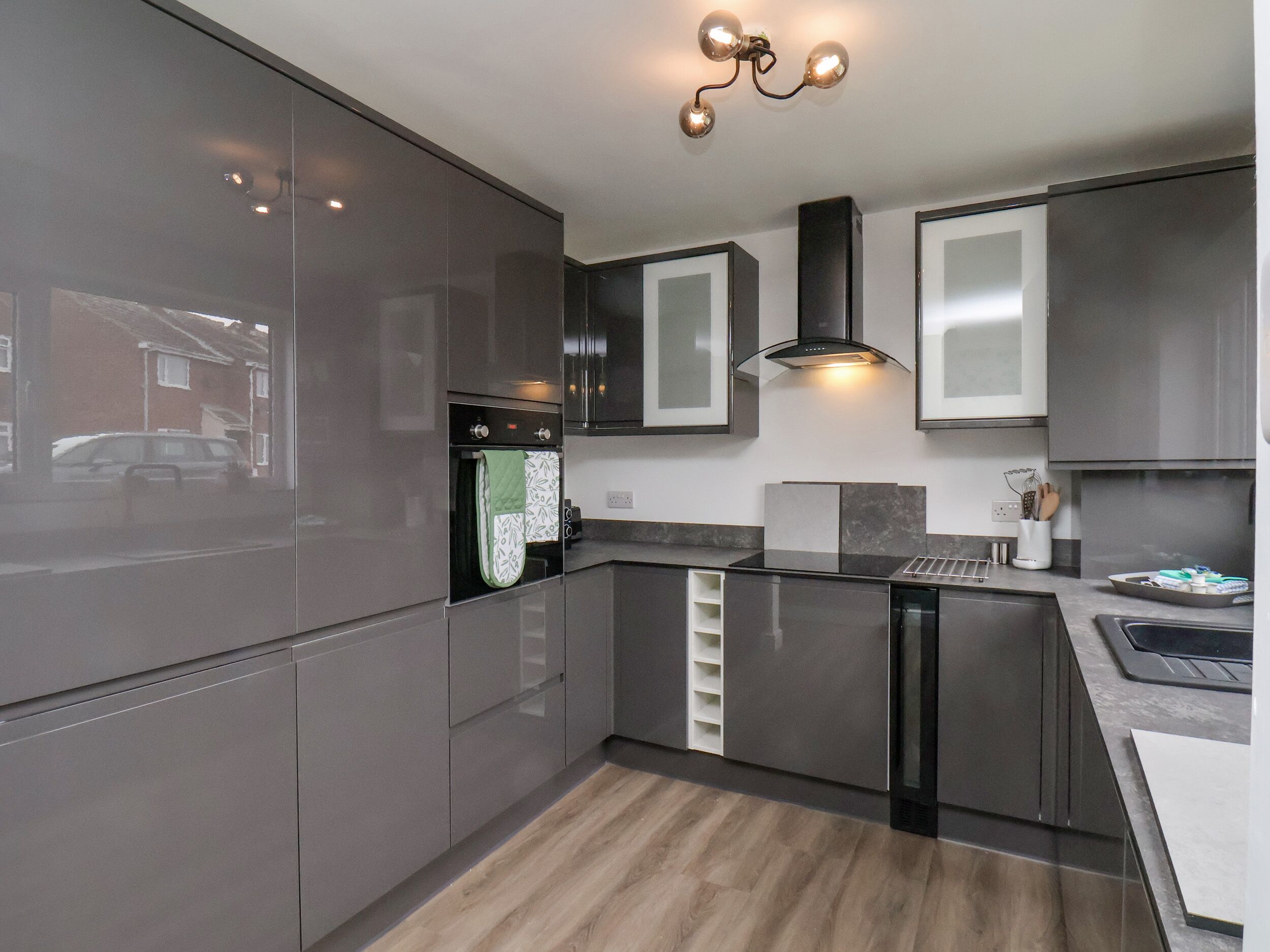 Jääkaappi, astianpesukone, vedenkeitin, leivänpaahdin