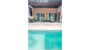 Una piscina al aire libre