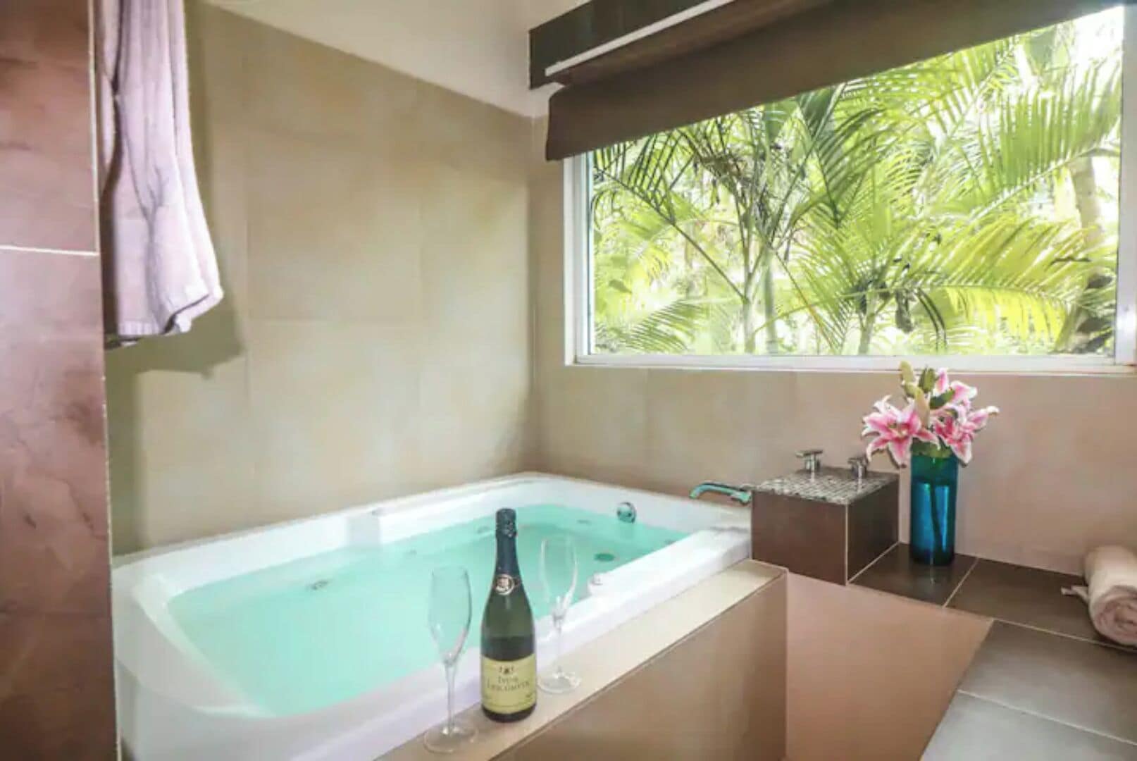 Serviettes fournies, savon, shampoing, papier toilette