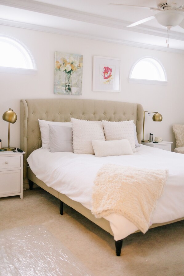 4 bedrooms, desk, WiFi, bed sheets