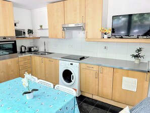 Een koelkast, een microgolfoven, een oven, een vaatwasser