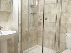 Douche, sèche-cheveux, serviettes fournies, savon