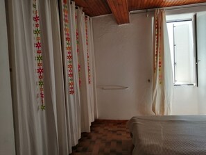 2 chambres, fer et planche à repasser