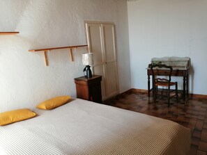 2 chambres, fer et planche à repasser