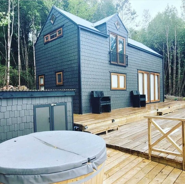 Terrace/patio - New Mayape Cabin on the Shores of the Lake and Native Forest (Chonchi, Chiloé)