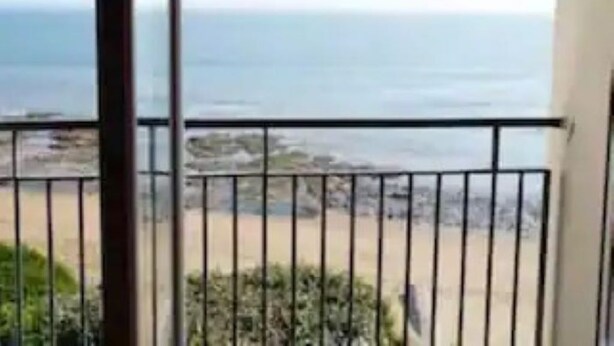 Un balcon avec vue sur la mer.